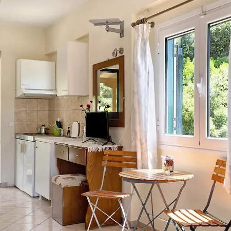 Vardia B * Μικρός Γιαλός